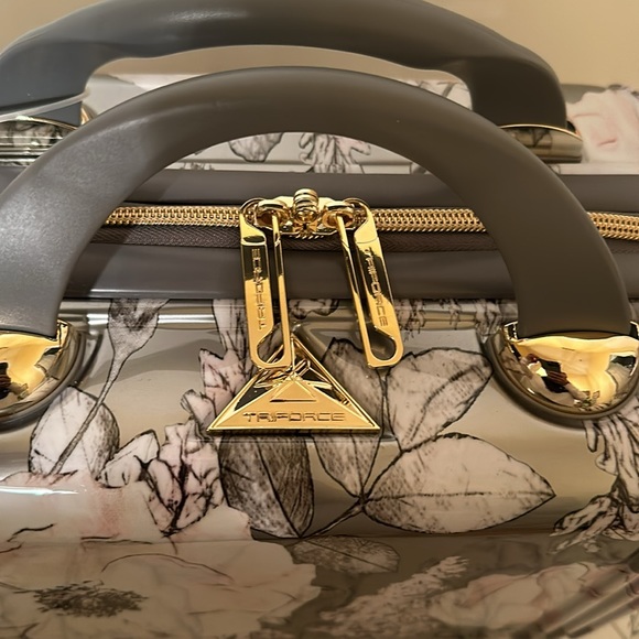 Beauty/Travel case - Picture 2 of 9